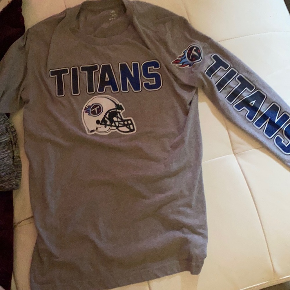 Boys Titans tee size 16